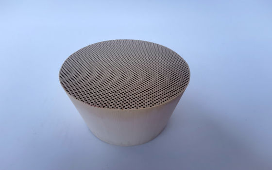 Cordierite Monolith 3 Way Automobile Catalyst การควบคุมไอเสีย Dpf บนรถเบนซิน Wall Flow