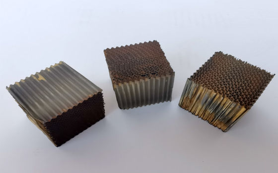 Metal Honeycomb Catalyst Scr การกำจัดโอโซนสำหรับรถบรรทุกดีเซล Auto Catalyst Three Core