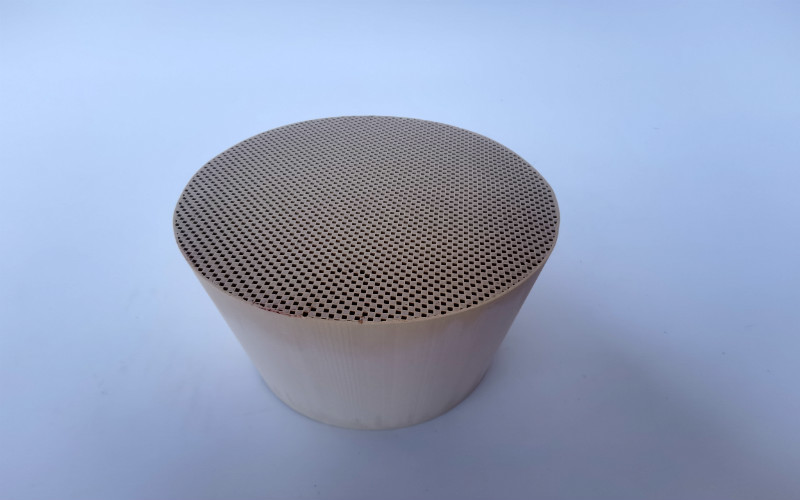 Cordierite Monolith 3 Way Automobile Catalyst การควบคุมไอเสีย Dpf บนรถเบนซิน Wall Flow