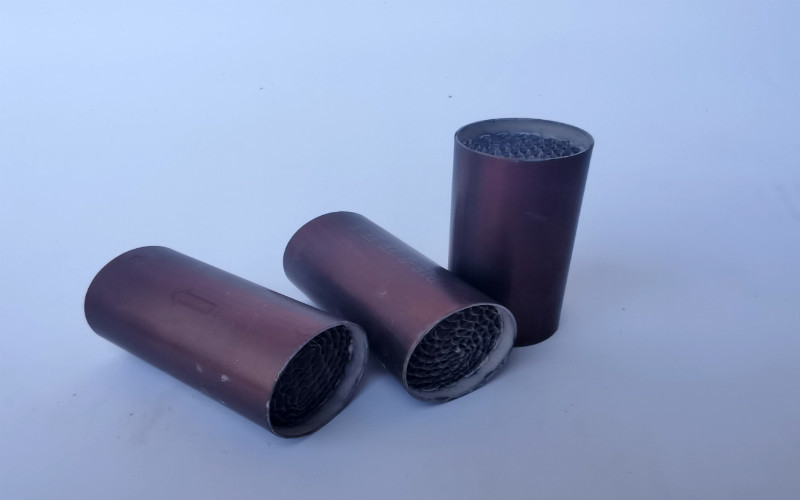 Universal CO HC NOx ตัวเร่งปฏิกิริยาสำหรับรถจักรยานยนต์ Alumina Metal Catalysts