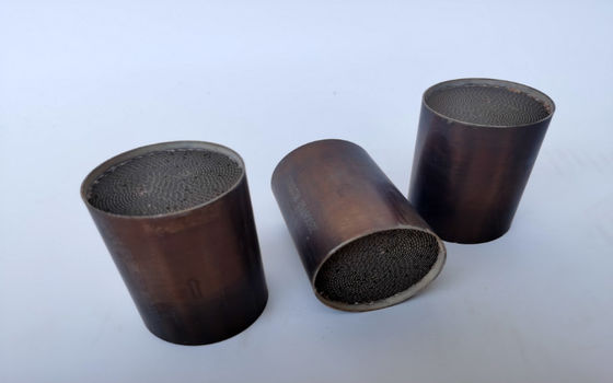 Pt Pd Rh Catalytic Converter ในรถจักรยานยนต์ 300 CPSI 400 CPSI